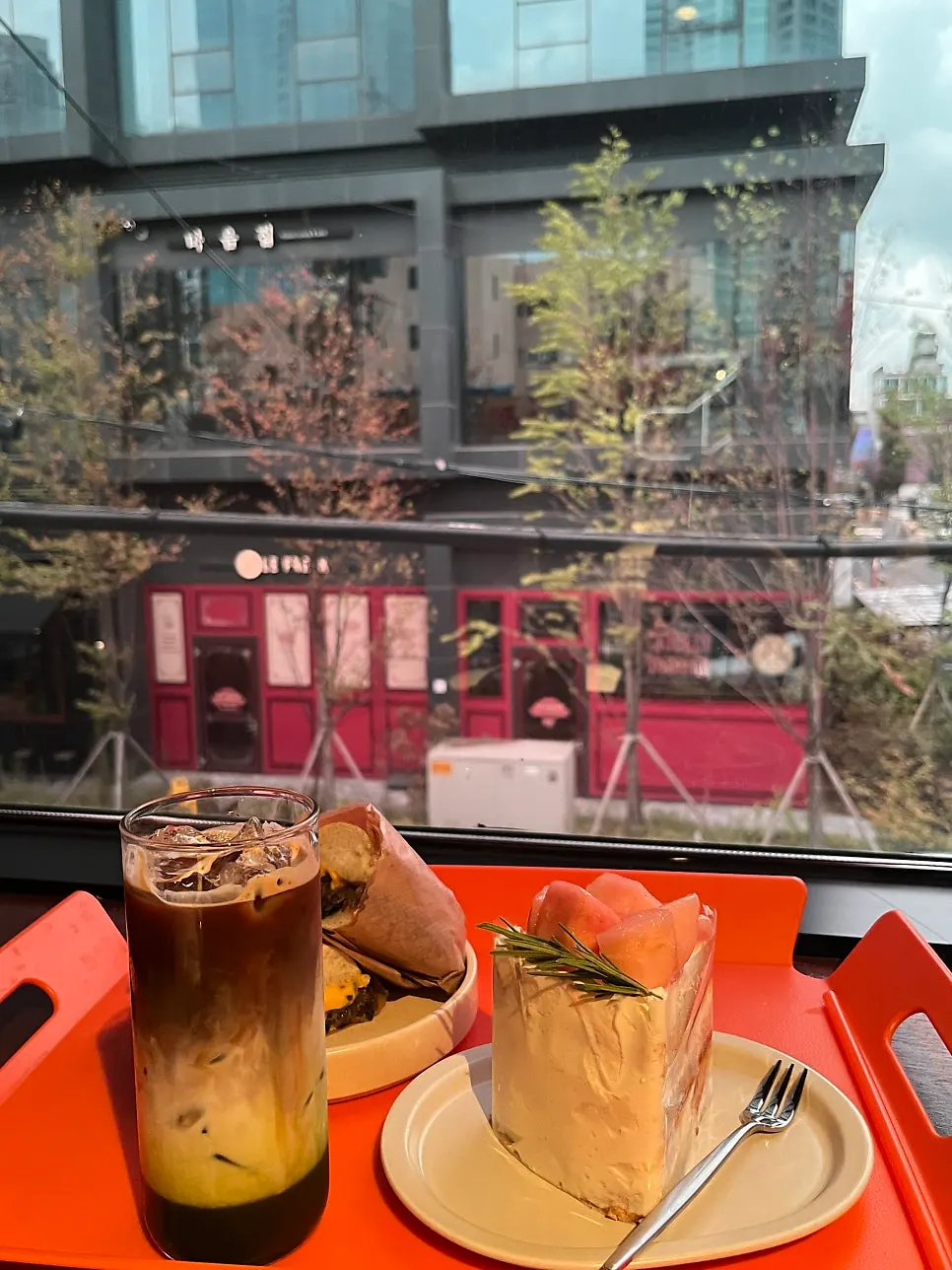 창가에 놓인 말차라떼와 아이스커피