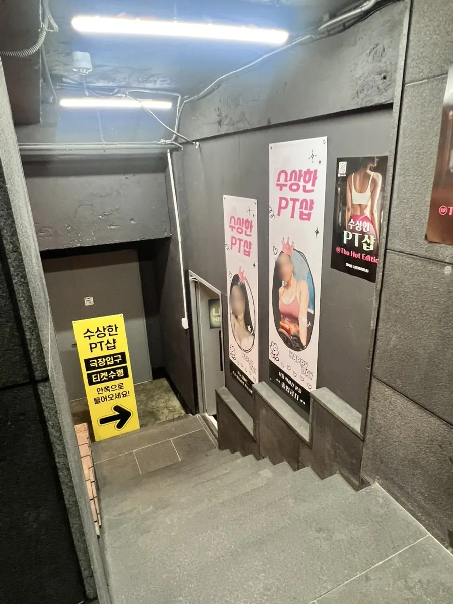 극장에 걸린 출연 배우 사진