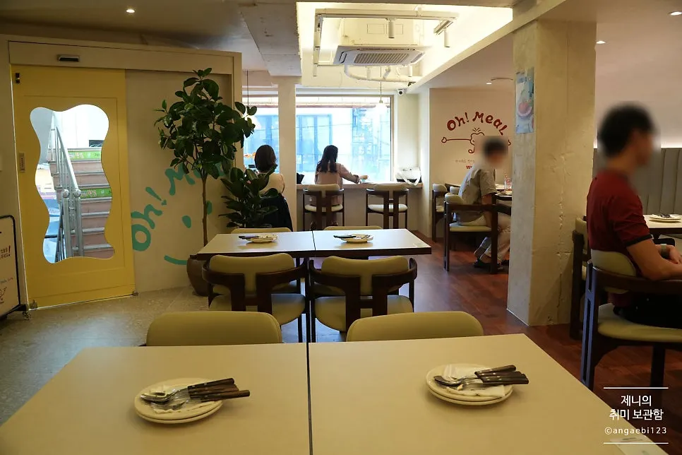 Omil's cute, tidily decorated interior