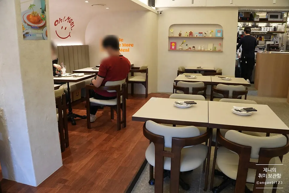 Table seating at Omil Hyehwa Daehangno