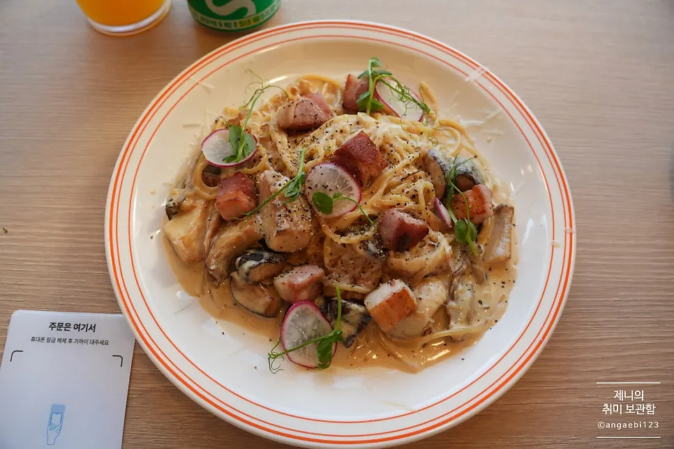 A plate of Omil's bacon cream pasta