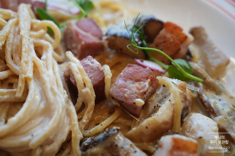 Square-cut whole bacon in the pasta