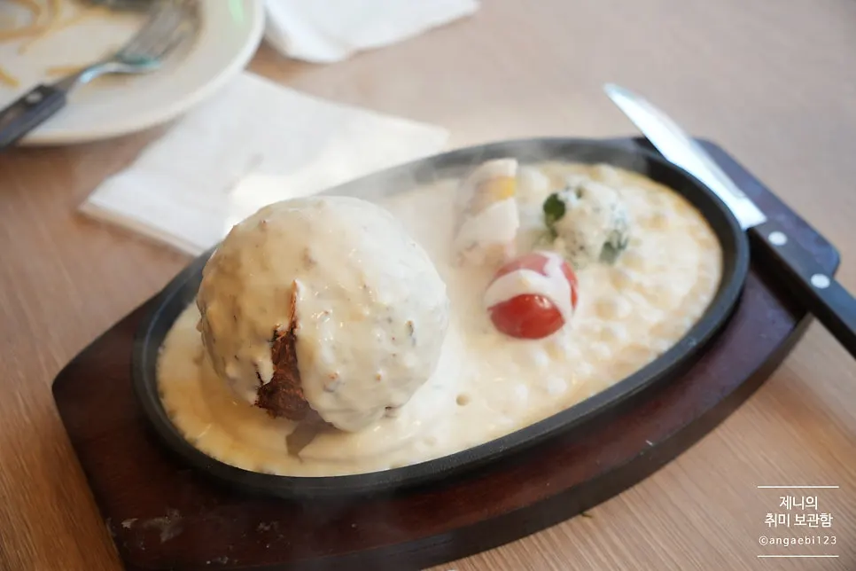 The moment sauce is poured onto the sizzling cheese cutlet