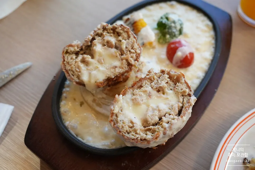 Cross-section of the cheese cutlet, like a cheese hamburg steak