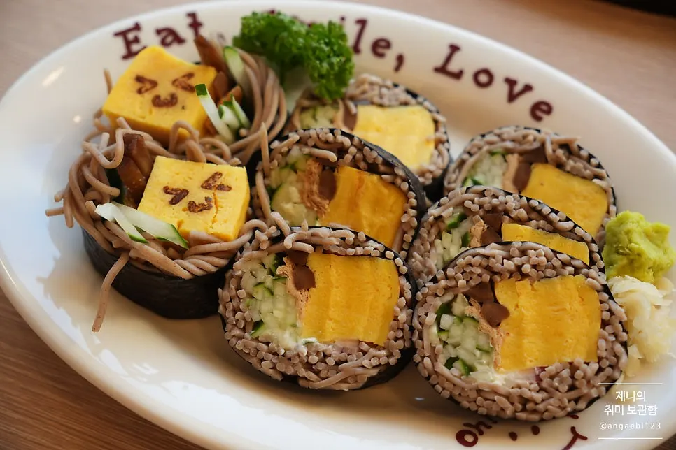 Cross-section of the maki with egg, cucumber, and fried tofu skin