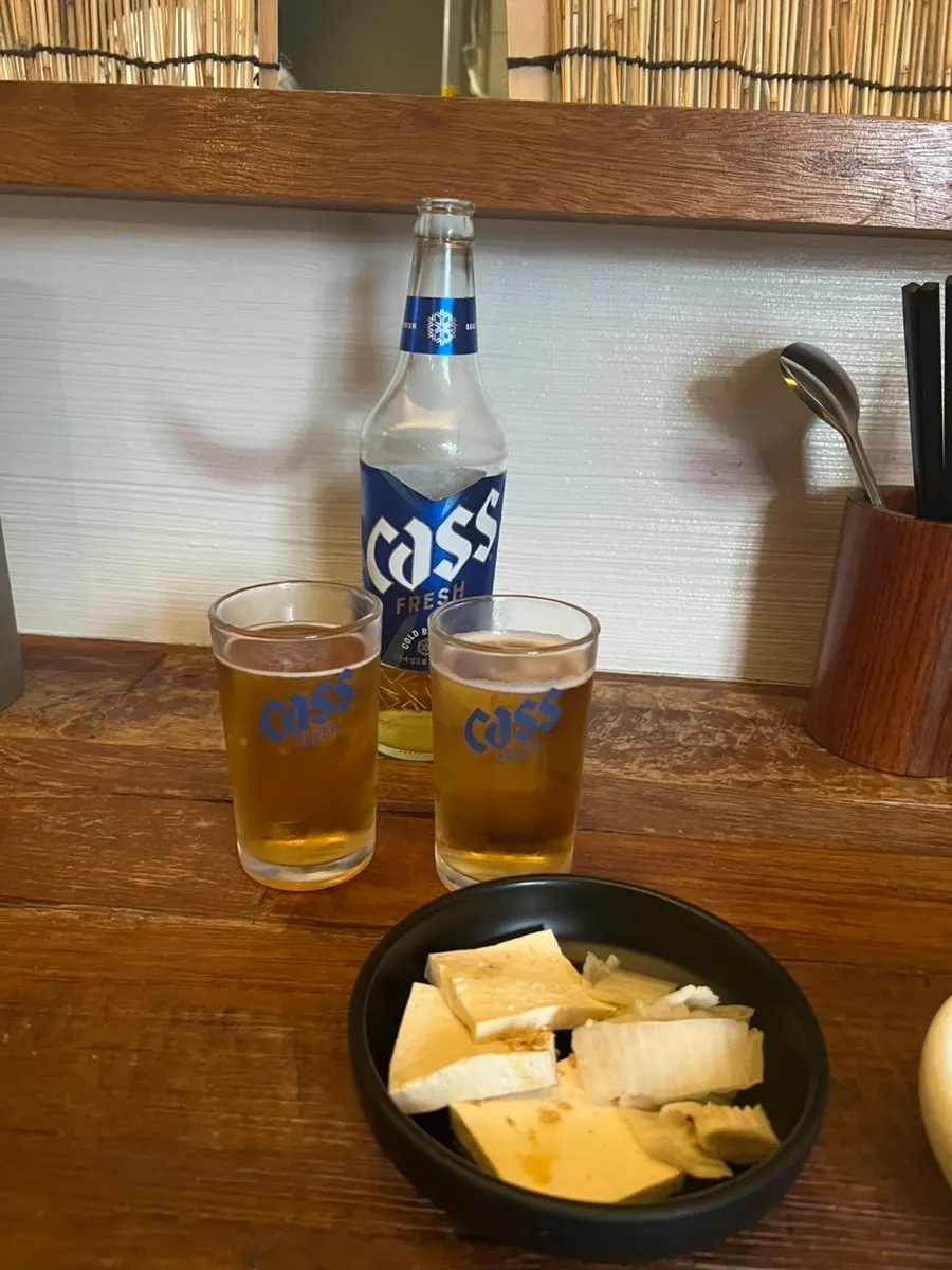 바 테이블에 놓인 맥주 한 병