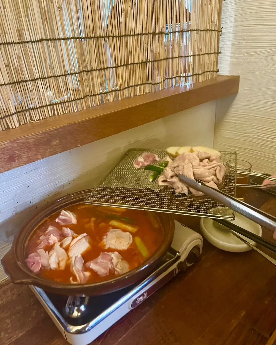 상에 오른 짚불 직화 얼큰 떡곱도리탕