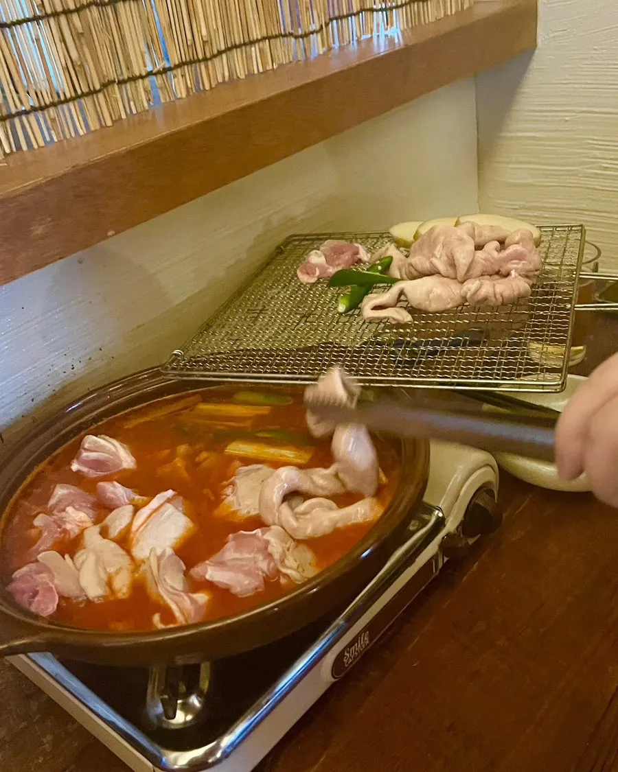 전골 육수에 담긴 통곱창과 닭다리살