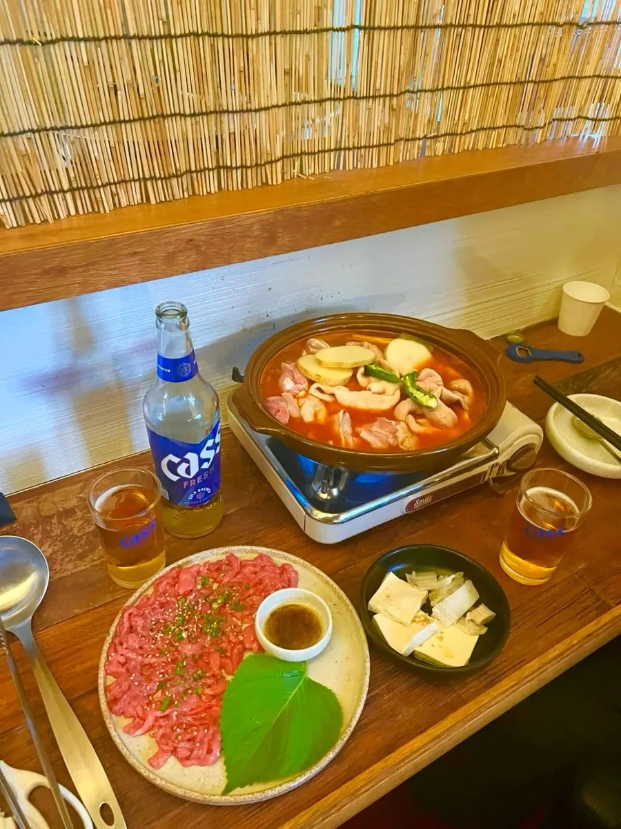 끓고 있는 떡곱도리탕 국물과 떡, 감자