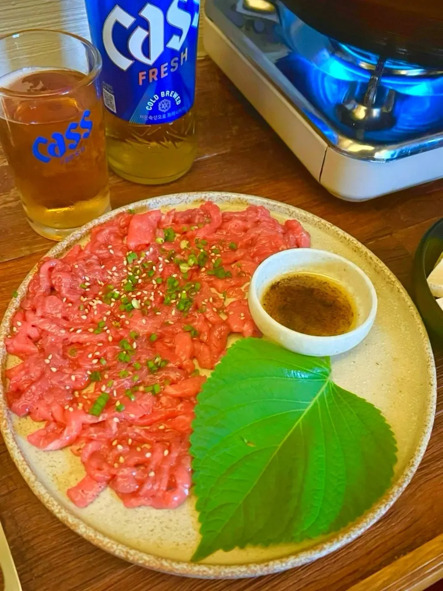 최상급 냉장육회 반접시와 쪽파