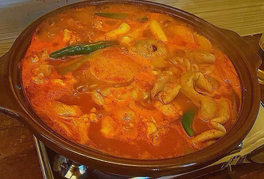 떡곱도리탕과 육회를 함께 차린 테이블