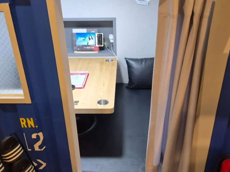 편하게 앉아 게임할 수 있는 룸 좌석
