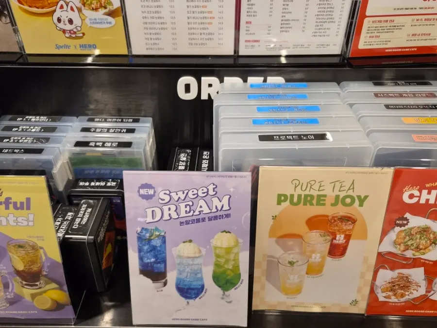 떡볶이와 라면, 치킨이 적힌 메뉴판
