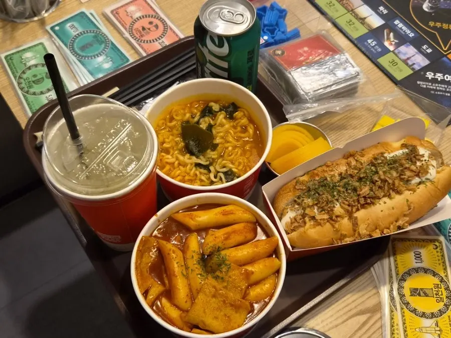 주문한 떡볶이와 스프라이트 콤보