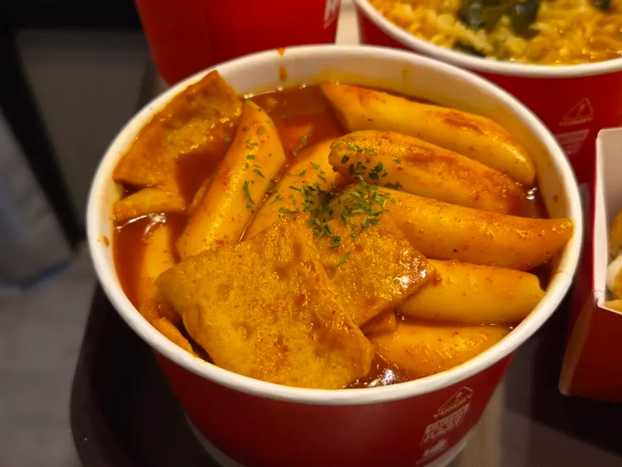 매콤달콤한 양념의 떡볶이 한 접시