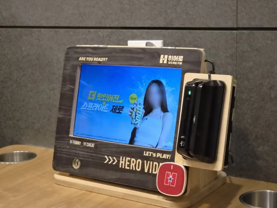 음식과 보드게임이 함께 놓인 테이블