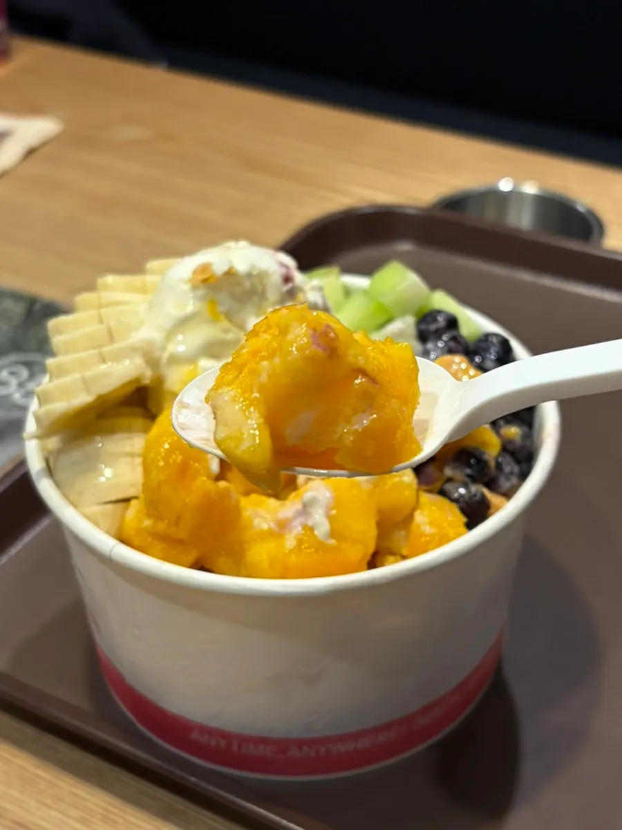 바나나와 망고가 올라간 빙수 클로즈업