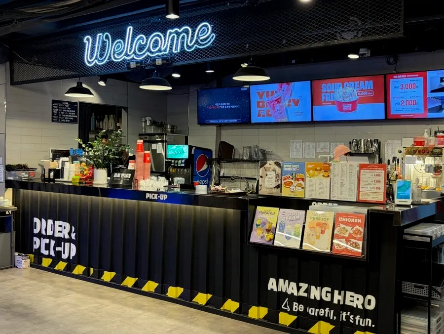 Blueberry bingsu and fries enjoyed during games