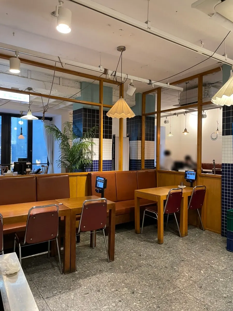 2nd-floor seating at Cheonghwawon Daehangno Branch
