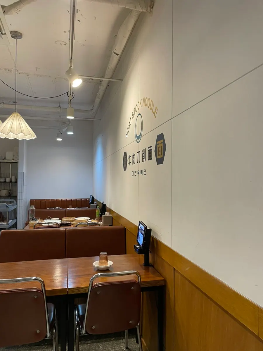 Spacious 4-person table on Cheonghwawon's 2nd floor