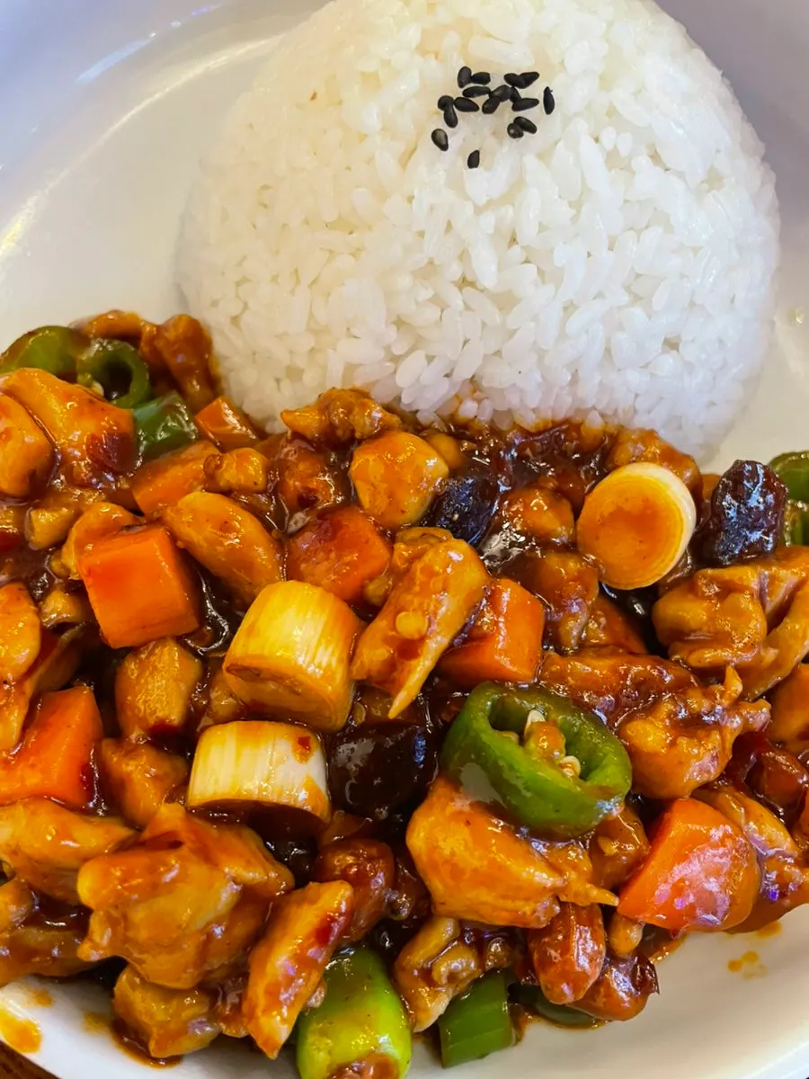 Guobaorou served with scissors