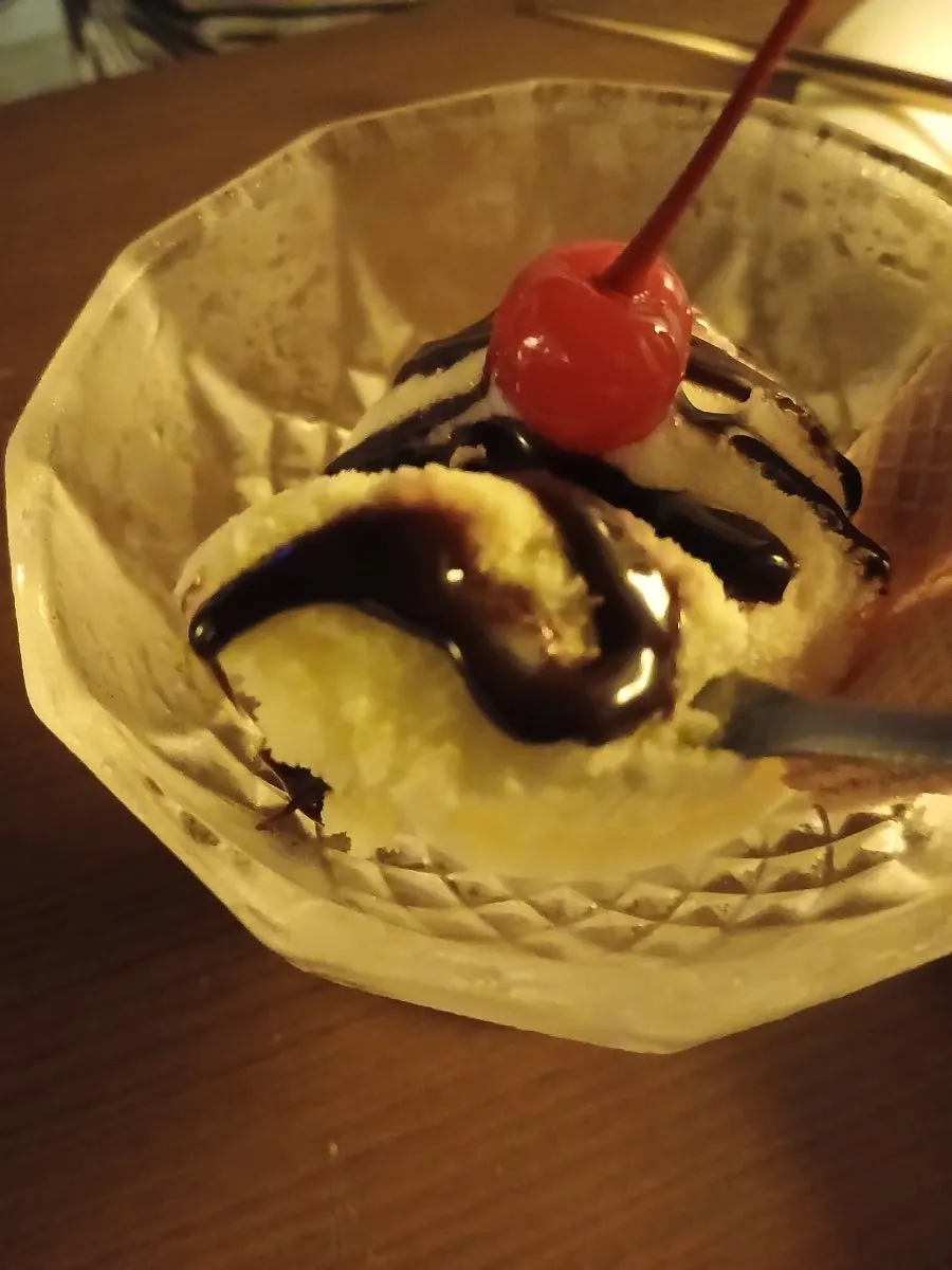 Service ice cream topped with chocolate syrup and wafers