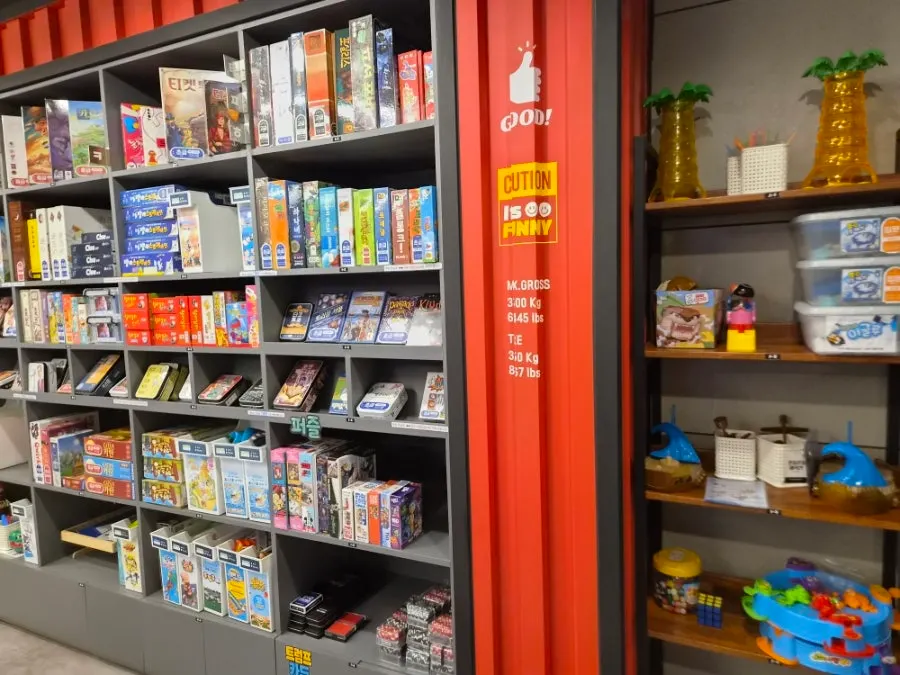 Multi-play space combining board games and arcade amenities
