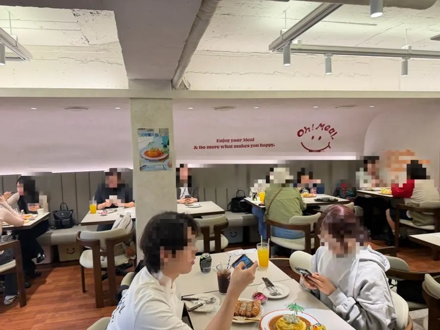 오밀 내부 테이블과 조명