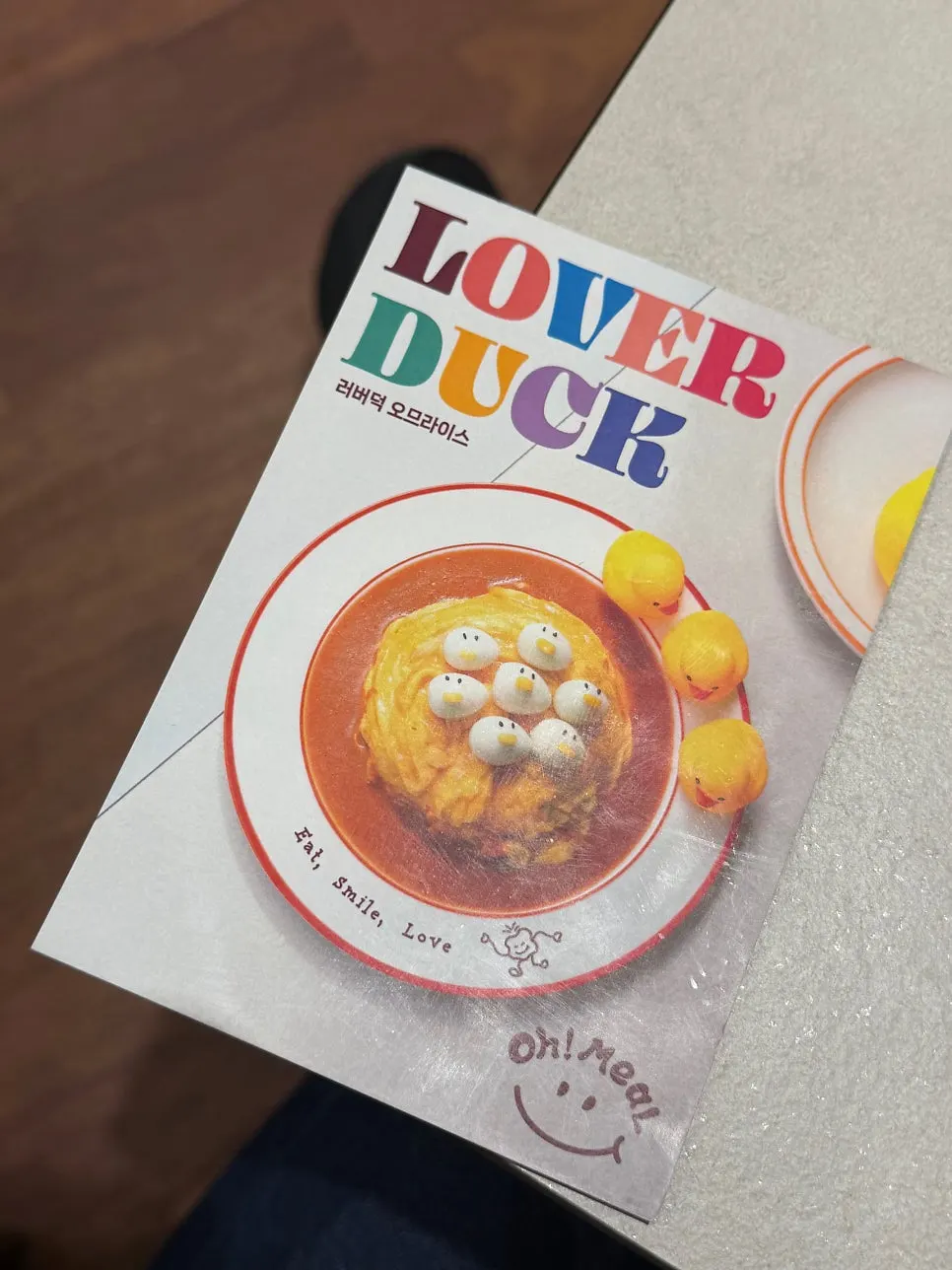 물과 휴지, 비트 피클이 놓인 오밀 셀프바