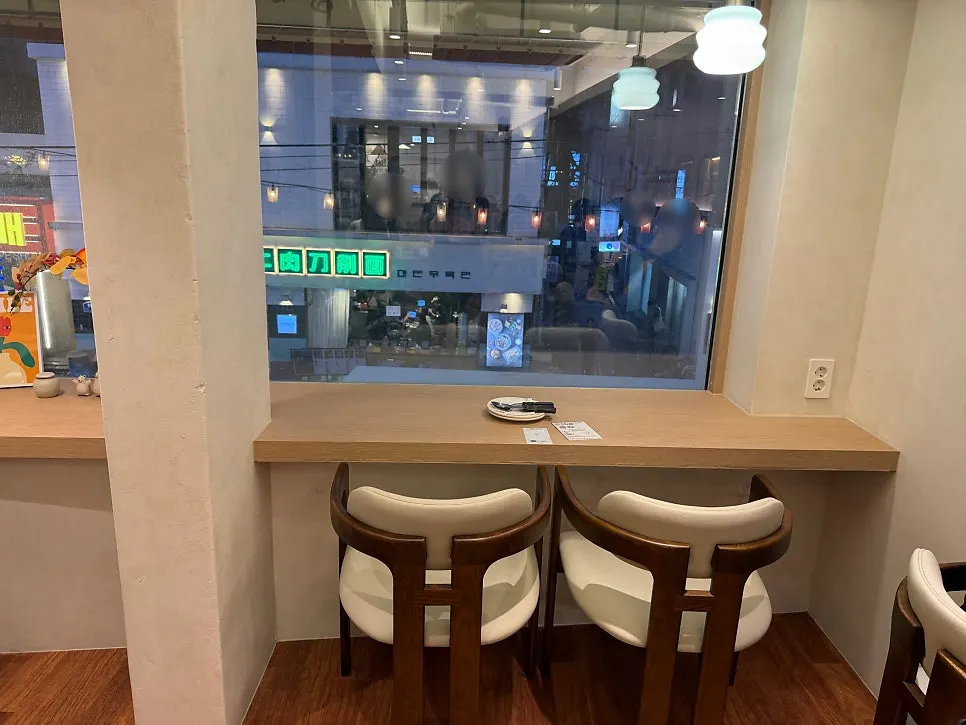 오밀 혜화대학로 창가 자리