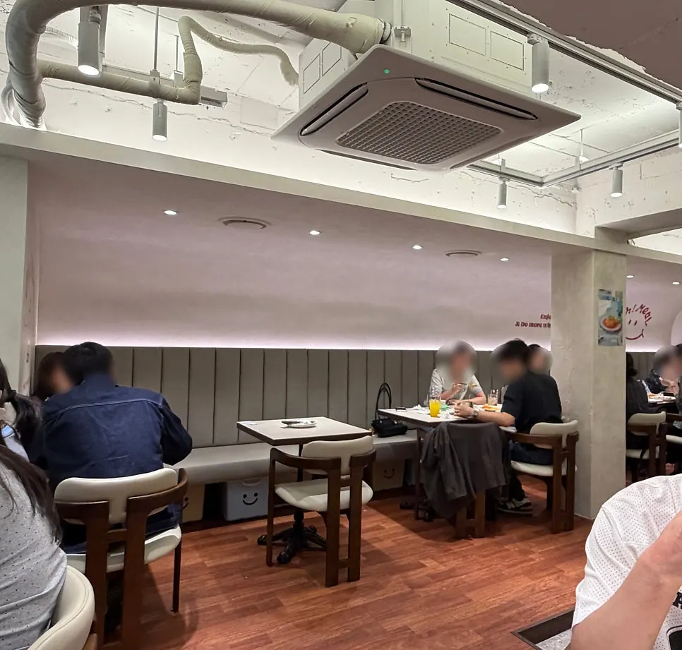 매장 한쪽에 놓인 오밀 인테리어 소품