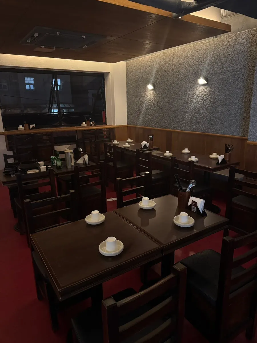 Enjoying food and drinks together at Hyehwahwa