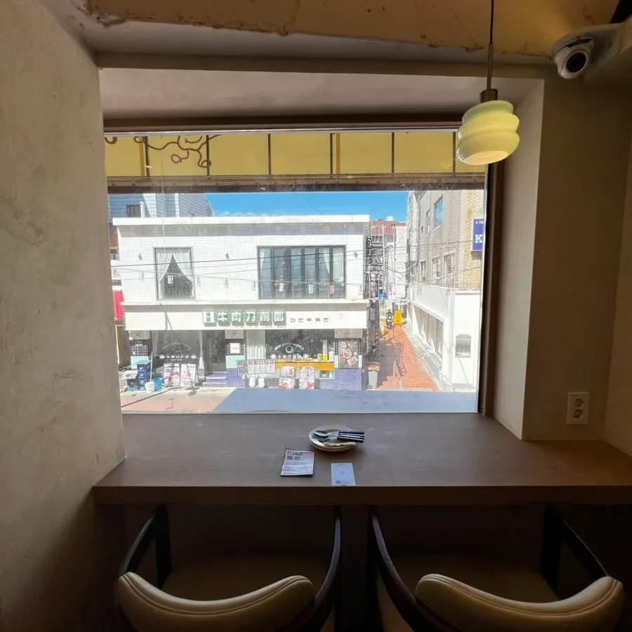 대표 메뉴와 가격이 표시된 메뉴판