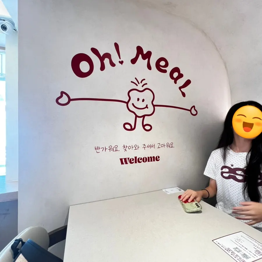 물과 피클을 가져다 먹는 셀프 코너