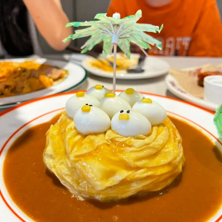 오리 장식이 올라간 러버덕 오므라이스