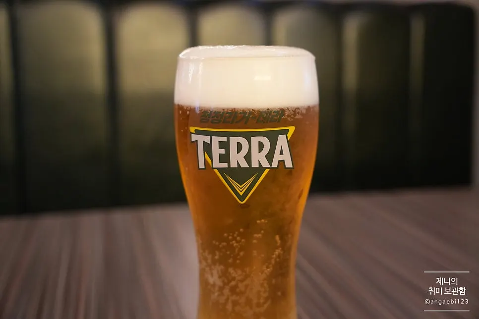 거품이 올라온 생맥주 한 잔