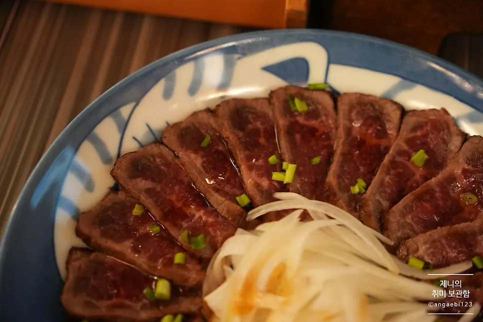 토치로 겉을 구운 와규 타다끼