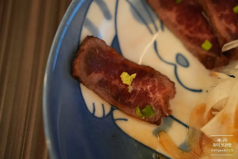 와사비를 올린 와규 타다끼 한 점