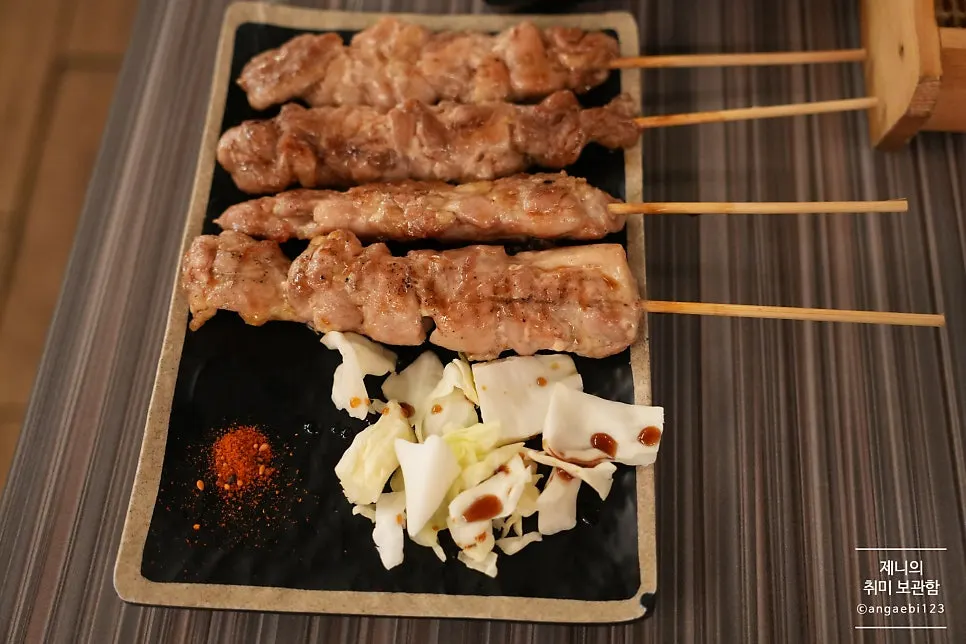 닭목살과 닭다리살 꼬치 두 종류