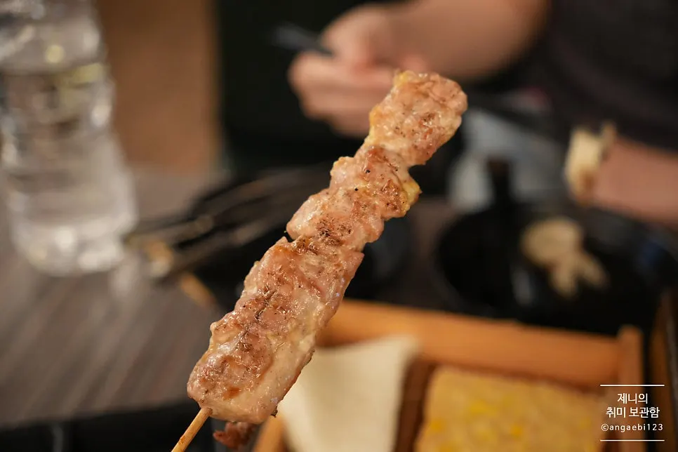 구워져 나온 닭목살 꼬치