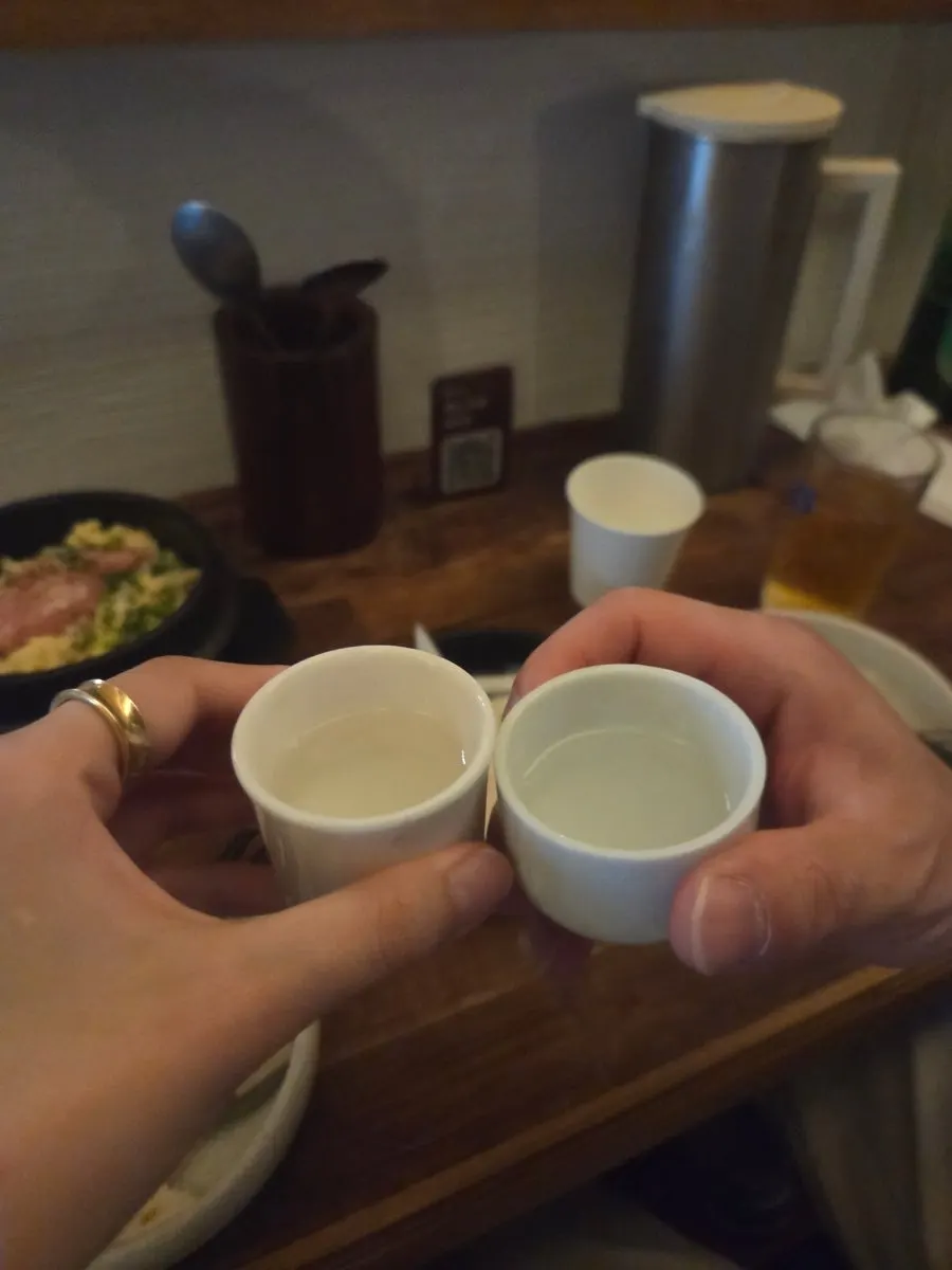 곱창전골과 명란솥밥을 함께 먹는 모습