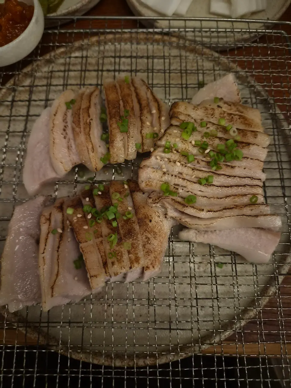 불맛 입힌 혜화화 항정살 수육 접시