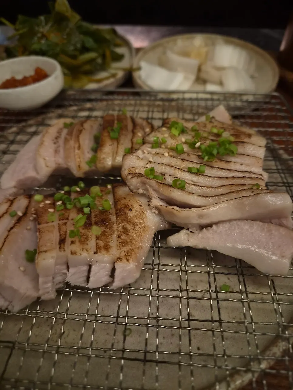 은은한 불향이 느껴지는 항정살 수육 한 점