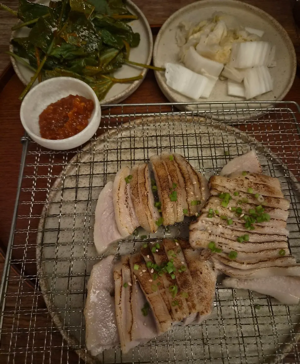 항정살 수육과 함께 차려진 테이블