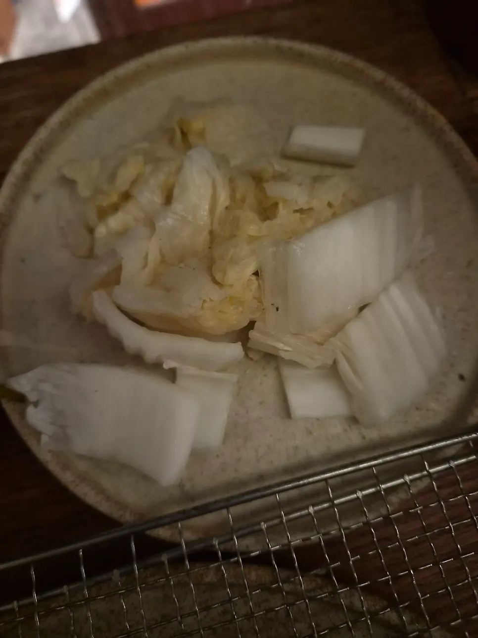 수육과 함께 나온 백김치 접시