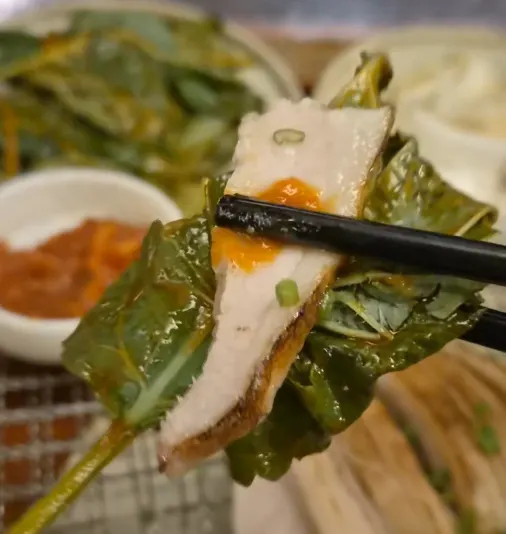 백김치에 싸 먹는 항정살 수육