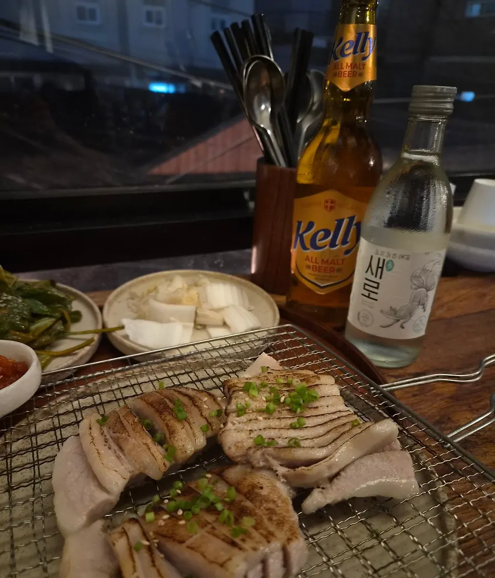 수육과 반찬을 곁들인 한 접시