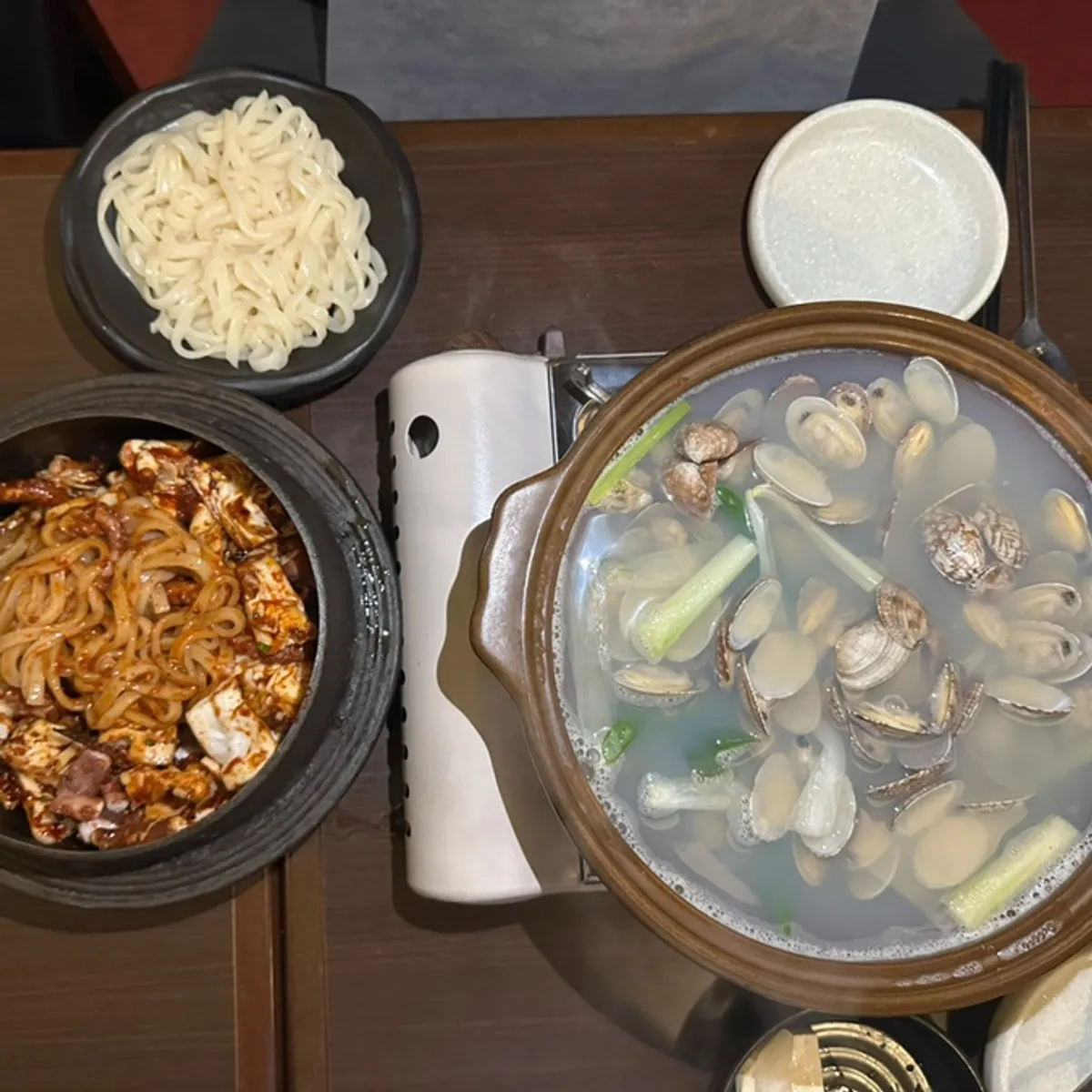 차갑게 나온 잔에 따른 맥주 한 잔
