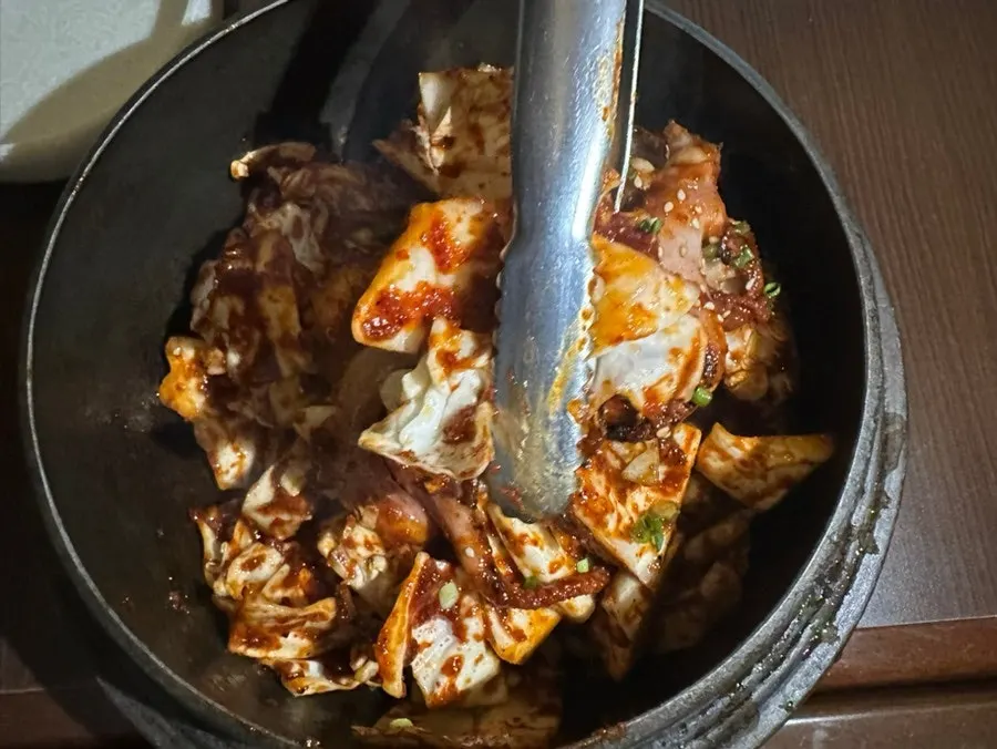 큼직한 낙지와 양배추가 올라간 가마솥 칼낙지