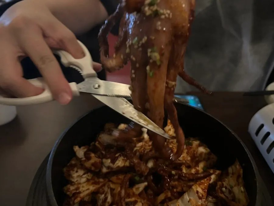 보글보글 끓기 시작한 매콤한 낙지볶음